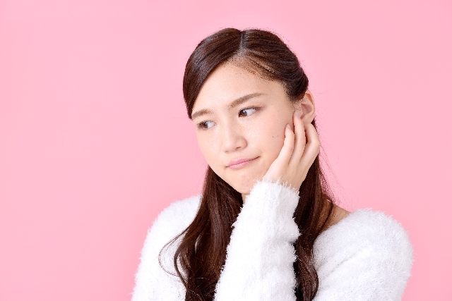 悩む女性 悩む女性